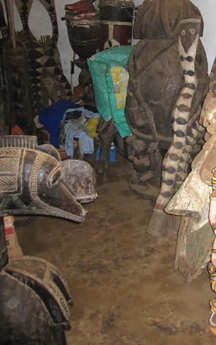 ニンバ像とヘビの像など：ギニア