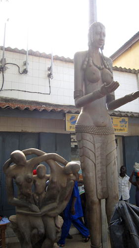 首都コナクリの巨大木彫り像：ギニア