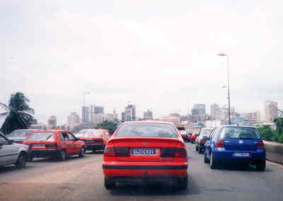 首都アビジャン。オレンジの車は西アフリカ唯一？のメーター付きタクシー