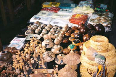 トーゴ：首都ロメの土産物屋