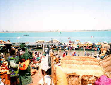セグー王国の都セグーの港。ニジェール河はマリの交通、物流の大動脈でもある。