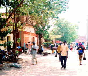 首都バマコの工芸品村。様々な品を製作販売している。