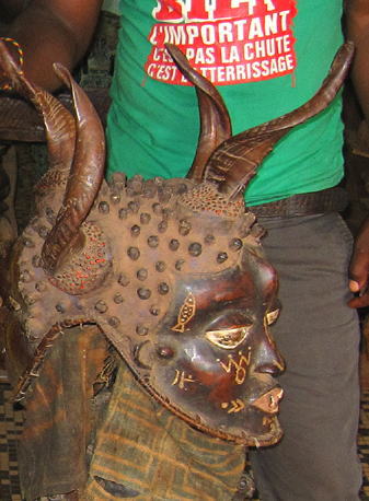 表面に獣皮をはったエコイの仮面：ナイジェリア