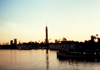 カイロを流れるナイル川の夕暮れ：エジプト