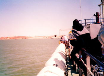 アスワンハイダムによってできたダム湖・ナセル湖上からワディ=ハルファの港を望む：スーダン共和国