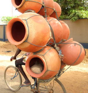巨大な酒甕を自転車で運ぶ：ブルキナファソ