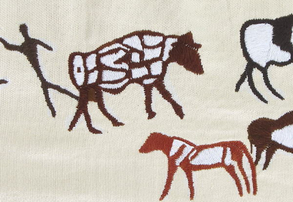 サハラの岩絵の刺しゅう布(中)・チャド<アフリカの布