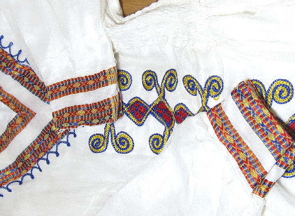刺繍入りエチオピアンドレス（ショール付き）・エチオピア<アフリカの衣服・伝統衣装